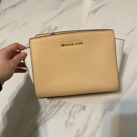 Micheal Kors Crossbody - Picture 1 of 7